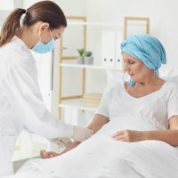 Verpleegkundige behandelt kankerpatiënt met chemotherapie