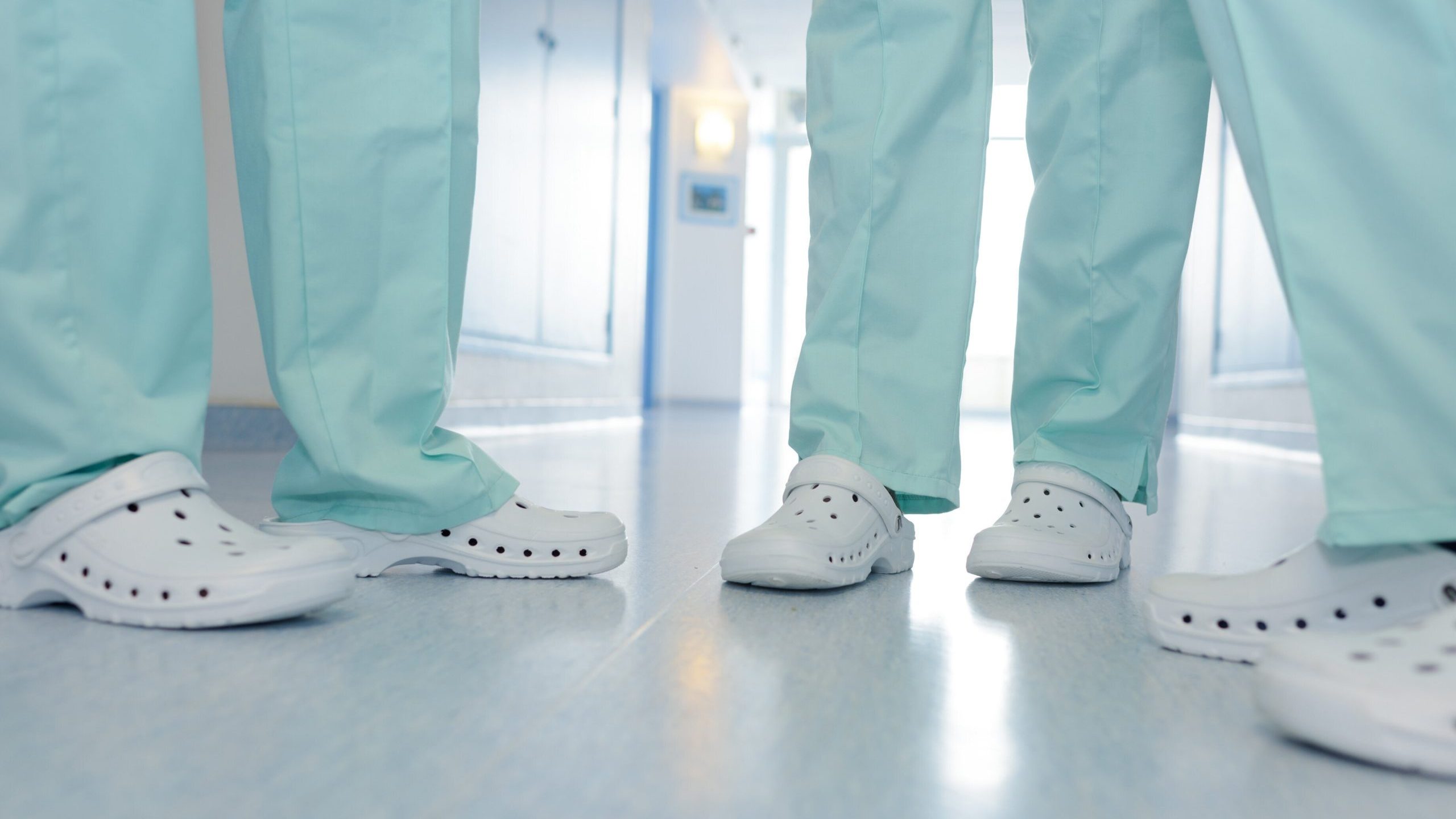 lichten Afdaling Kinderpaleis Vier verschillende schoenen voor verpleegkundigen - Nursestation