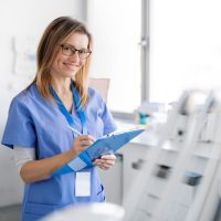 Foto van vrouw met clipboard, ter illustratie bij artikel over een baan als verpleegkundige bij geneesmiddelenonderzoek